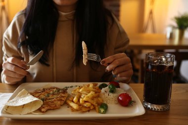 Masada lezzetli tavuk yemeği