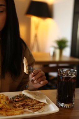 Masada lezzetli tavuk yemeği