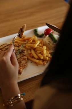 Masada lezzetli tavuk yemeği