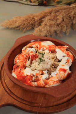 sebze ile süslenmiş Türk Beytide kebap