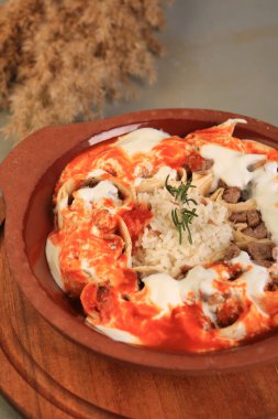 sebze ile süslenmiş Türk Beytide kebap