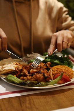 Masada lezzetli tavuk yemeği