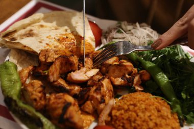 Masada lezzetli tavuk yemeği