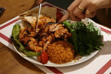 Masada lezzetli tavuk yemeği