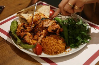 Masada lezzetli tavuk yemeği