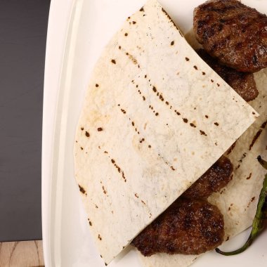 Patates kızartmalı lezzetli köfteler. 