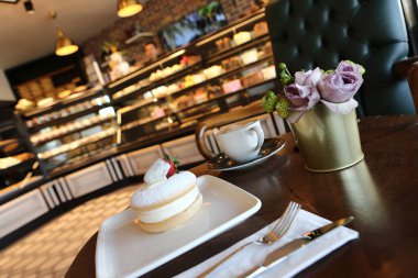 Bir dilim lezzetli kek ve bir fincan kahve.