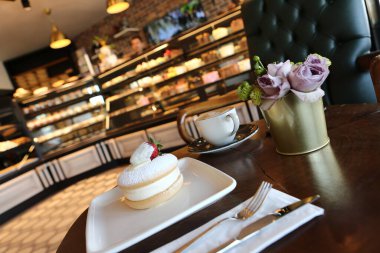 Bir dilim lezzetli kek ve bir fincan kahve.