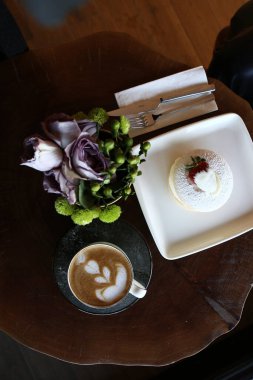 Bir dilim lezzetli kek ve bir fincan kahve.