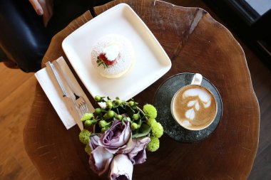 Bir dilim lezzetli kek ve bir fincan kahve.