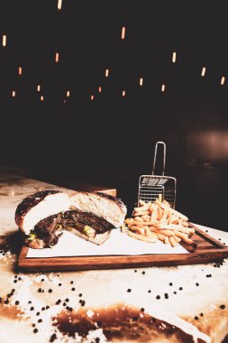 Taze sebzeli ev yapımı hamburger.