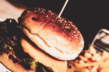 Taze sebzeli ev yapımı hamburger.