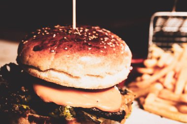 Taze sebzeli ev yapımı hamburger.