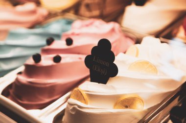 Buzdolabında lezzetli meyveli dondurma var..