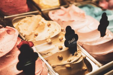 Buzdolabında lezzetli meyveli dondurma var..