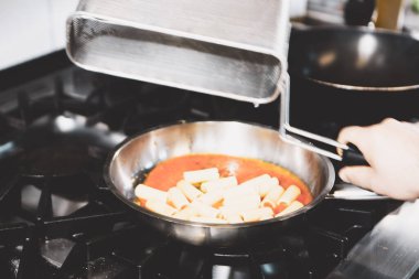 soba yangın pişirme makarna ile pota