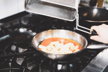 soba yangın pişirme makarna ile pota