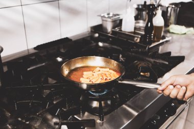 soba yangın pişirme makarna ile pota