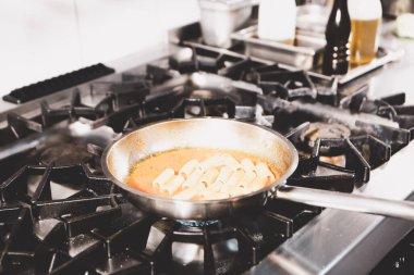 soba yangın pişirme makarna ile pota