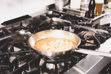 soba yangın pişirme makarna ile pota