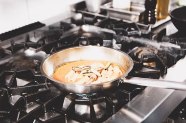 soba yangın pişirme makarna ile pota