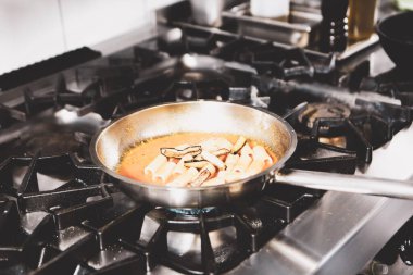 soba yangın pişirme makarna ile pota