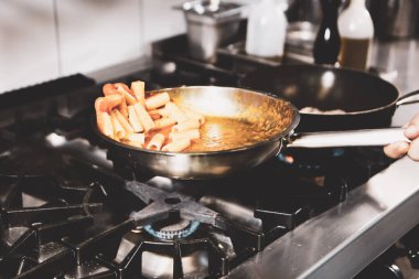 soba yangın pişirme makarna ile pota