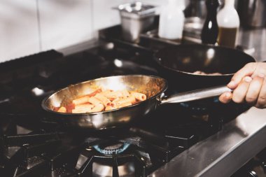 soba yangın pişirme makarna ile pota