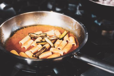 soba yangın pişirme makarna ile pota
