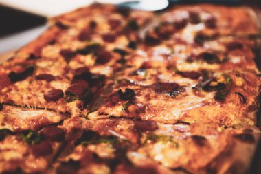 Lezzetli karışık İtalyan pizzası.