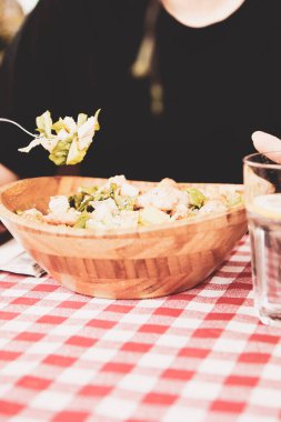 çekici beyaz salata, odak üstünde el yemek kadın ve çatal gülümseyen portresi.