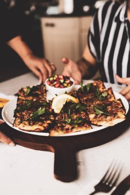 Geleneksel Türkçe fırında pide. Türk pizzası, Orta Doğu aperatifleri. Türk mutfağı. Et ile doldurulmuş çam