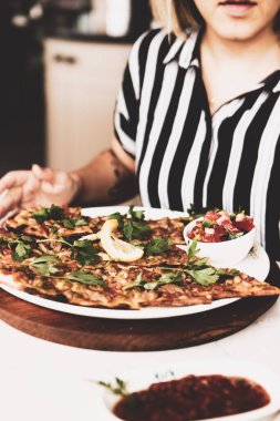 Geleneksel Türkçe fırında pide. Türk pizzası, Orta Doğu aperatifleri. Türk mutfağı. Et ile doldurulmuş çam