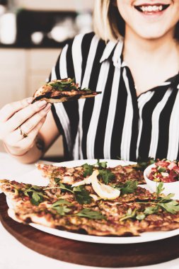 Geleneksel Türkçe fırında pide. Türk pizzası, Orta Doğu aperatifleri. Türk mutfağı. Et ile doldurulmuş çam