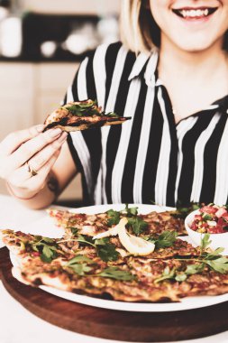 Geleneksel Türkçe fırında pide. Türk pizzası, Orta Doğu aperatifleri. Türk mutfağı. Et ile doldurulmuş çam