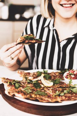 Geleneksel Türkçe fırında pide. Türk pizzası, Orta Doğu aperatifleri. Türk mutfağı. Et ile doldurulmuş çam