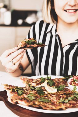 Geleneksel Türkçe fırında pide. Türk pizzası, Orta Doğu aperatifleri. Türk mutfağı. Et ile doldurulmuş çam
