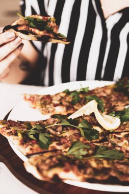 Geleneksel Türkçe fırında pide. Türk pizzası, Orta Doğu aperatifleri. Türk mutfağı. Et ile doldurulmuş çam