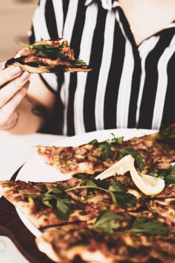 Geleneksel Türkçe fırında pide. Türk pizzası, Orta Doğu aperatifleri. Türk mutfağı. Et ile doldurulmuş çam