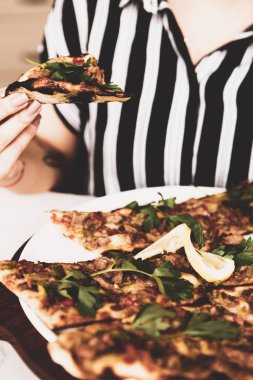 Geleneksel Türkçe fırında pide. Türk pizzası, Orta Doğu aperatifleri. Türk mutfağı. Et ile doldurulmuş çam
