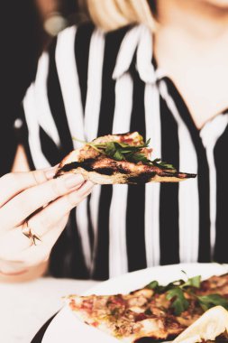 Geleneksel Türkçe fırında pide. Türk pizzası, Orta Doğu aperatifleri. Türk mutfağı. Et ile doldurulmuş çam