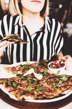 Geleneksel Türkçe fırında pide. Türk pizzası, Orta Doğu aperatifleri. Türk mutfağı. Et ile doldurulmuş çam