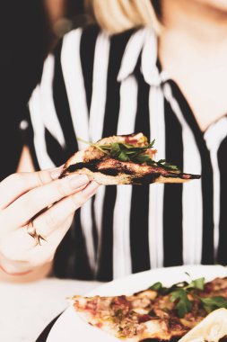 Geleneksel Türkçe fırında pide. Türk pizzası, Orta Doğu aperatifleri. Türk mutfağı. Et ile doldurulmuş çam