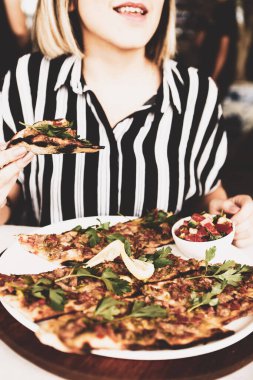 Geleneksel Türkçe fırında pide. Türk pizzası, Orta Doğu aperatifleri. Türk mutfağı. Et ile doldurulmuş çam