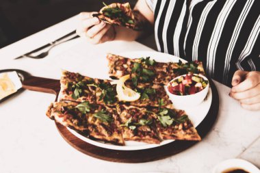 Geleneksel Türkçe fırında pide. Türk pizzası, Orta Doğu aperatifleri. Türk mutfağı. Et ile doldurulmuş çam