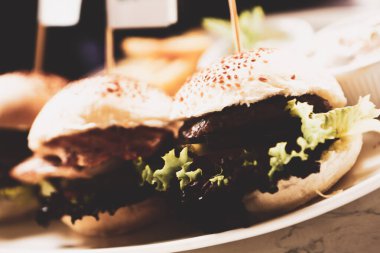 Taze sebzeli ev yapımı hamburger.