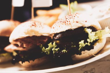 Taze sebzeli ev yapımı hamburger.