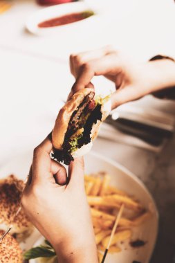 Taze sebzeli ev yapımı hamburger.