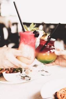 Lokantadaki masada alkol kokteyli.
