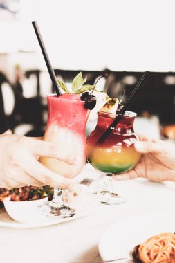 Lokantadaki masada alkol kokteyli.